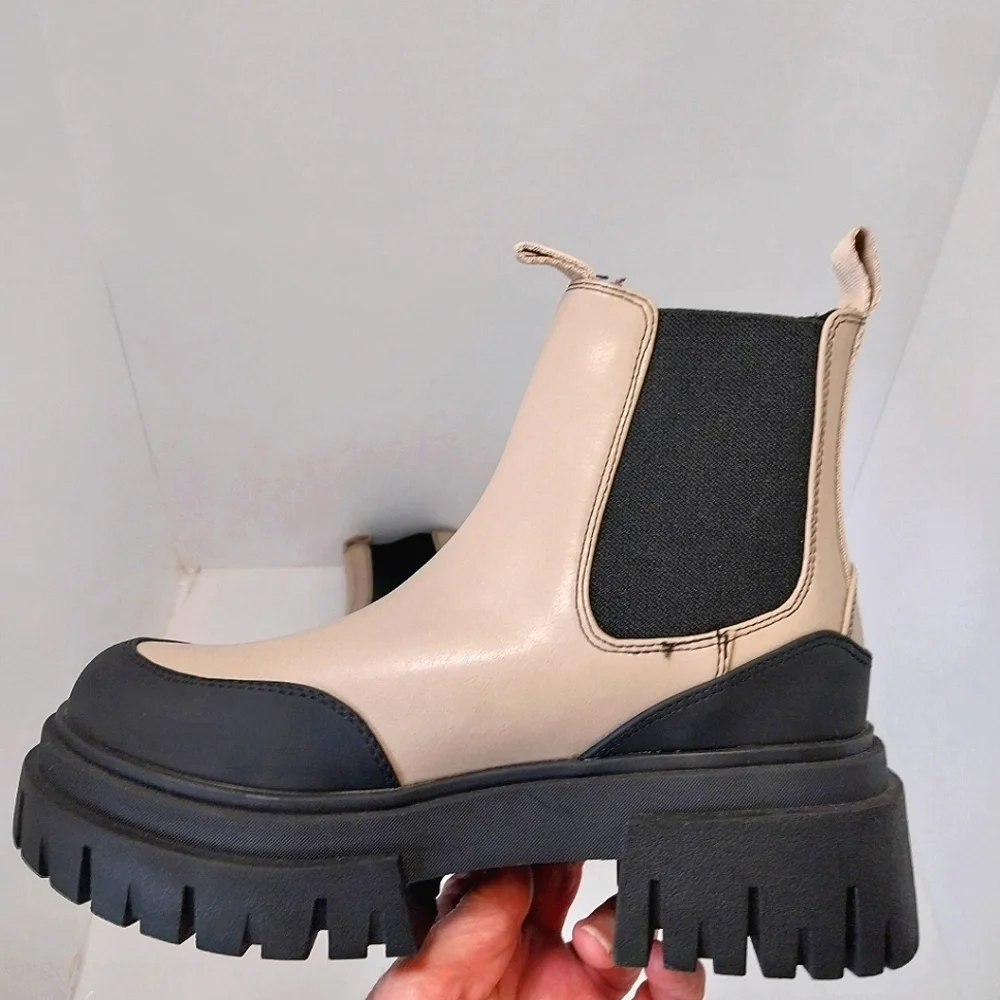 Steve Madden Nicki Chelsea Platform Boots, NEW, Size‎ 6M